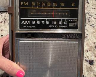 Vintage AM/FM radio it works 