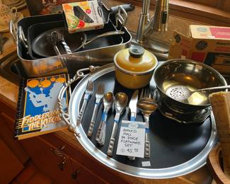 Oxford Hall 34-Piece Flatware Set 