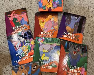 This is a book set. The books are in French.