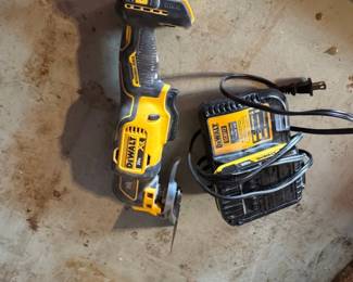 DEWALT V MAX XR Cordless Oscillating MultiTool with DCB Charger