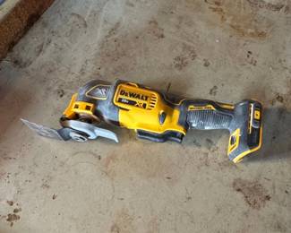 DeWalt DCS V MAX XR Brushless Oscillating MultiTool