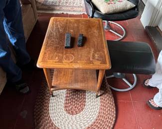 Lane Acclaim MidCentury Modern Walnut End Table