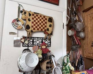 Vintage Kitchen Gadgets, Microwave, Airfryer, pots and pans