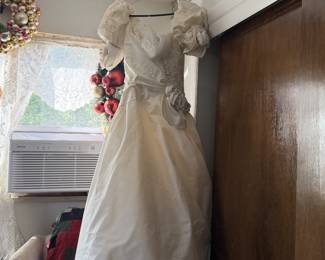 Wedding dress, with veil, pillow, taffita underskirt