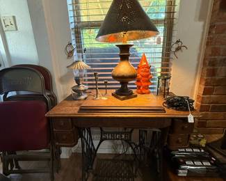 Singer sewing table, vintage. 