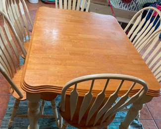 Wildflower Lane Estate Sale in Bay City dining set