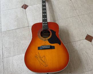 New in the Box.&nbsp;&nbsp;Epiphone Guitar&nbsp;&nbsp;&nbsp;&nbsp;Hummingbird.&nbsp;&nbsp;Signed Justin Bieber 