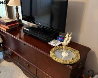 Fine Cedar Chest/ ELECTRONICS NOT INCLUDED