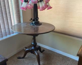 Round Table With Table Lamp