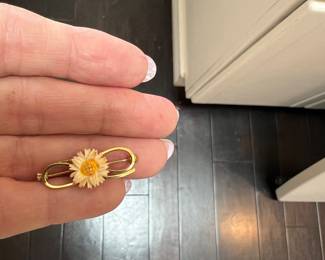 Very charming 1960s eyeglass 14k pin