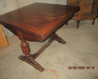 DRAW TABLE (ENDS OF TABLE PULLS OUR)
