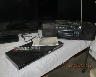 MAGNAVOX BOOM BOX AND BLU  RAY DVD PLAYER