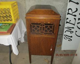 HAND CRANK SIGNATURE FLOOR PHOOGRAPH (WORKS)