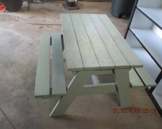 CHILDREN'S PICNIC TABLE