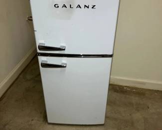 118-BASE: Galanz Retro Dual-Door Refrigerator/Freezer