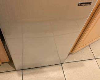 Magic Chef mini bar refrigerator 