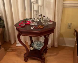 Gorgeous vintage Bombay Company side table with carved legs and a lower shelf.. measures ~ 24” x 26” x 24”