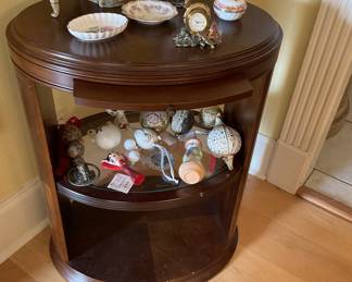 Vintage mahogany drum side table with a slide out table 28”x25”x16”