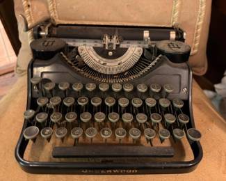 Underwood Antique Typewriter Black Metal Round Keys Vintage Office Equipment Early 1900s Collectible Working Typewriter