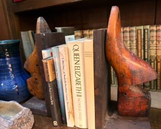 Vintage Books Collection Queen Elizabeth II Nashville History Antique Wood Shoe Last Cobbler Form Bookend Blue Pottery Vase