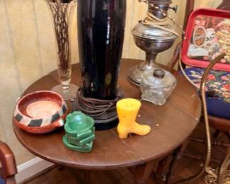 Round Wood Side Table Tall Black Glass Vase Antique Oil Lamp Dried Branches Arrangement Green Glass Yellow Figurine Decorative Accessories