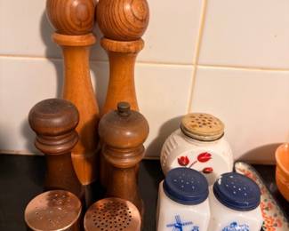 Wood Salt Pepper Grinder Mills Ceramic Blue White Salt Pepper Shakers Vintage Kitchen Tableware