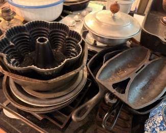 Vintage Bundt Pans Fluted Baking Molds Aluminum Kettle Cast Iron Skillet Kitchen Bakeware Lot