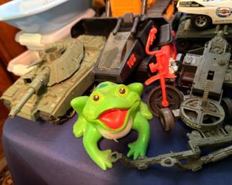 Vintage Toy Lot Green Rubber Frog Military Tanks Cast Iron Vehicles Toy Cars Retro Boys Toys Collectible