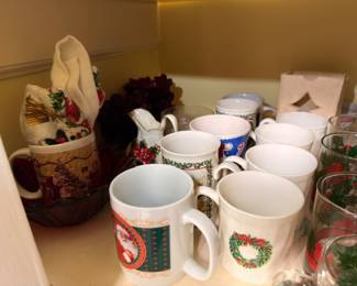 Christmas Coffee Mugs Cups Collection Holly Wreath Poinsettia Designs Holiday Tableware Hot Chocolate Mugs Ceramic Collectible Lot