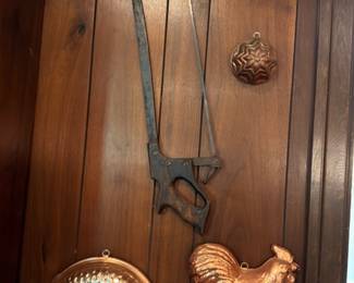 Antique Hand Saw Wall Display Copper Rooster Wall Hanging Decor Wood Panel Vintage Farmhouse Country Primitive Tool Collectible