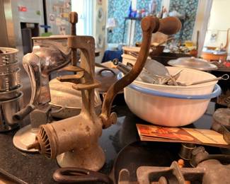 Vintage Cast Iron Meat Grinder Food Mill Wood Handle Mixing Bowls Kitchen Tools Antique Kitchenware