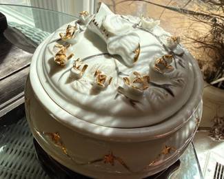 White Porcelain Covered Trinket Box Applied Gold Rose Flowers Lid Vintage Ceramic Jewelry Casket Vanity Dresser Box Collectible