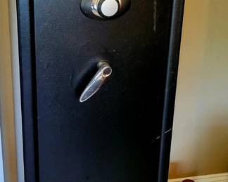 Sentry gun safe that fits multiple long guns. (the combination has been lost so a locksmith will be needed to reset the combination. It is open for inspection. 