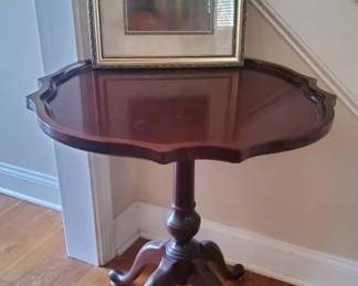 Thomasville Furniture Pie Crust Side Table