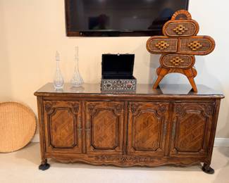 Thomasville French Provincial Louis XV walnut sideboard/credenza with glass top