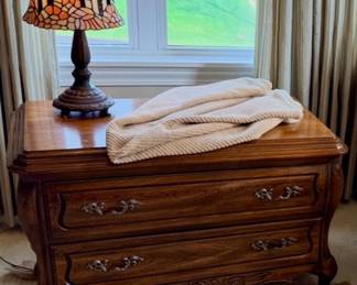 Beautiful stained glass lamp, Hickory Manufacturing Company French provincial Louis XV walnut Bombay chests