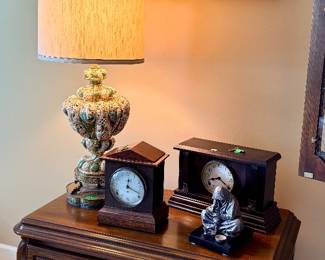 Hickory Mfg walnut Bombay chest, Capodimonte porcelain lamp and mantel clocks