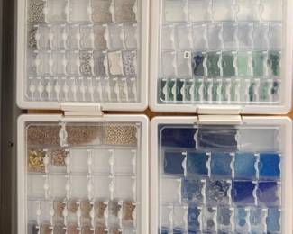 211 4MultiCompartmentBeadTraysWithBeads