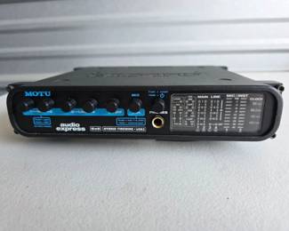 9 MOTUAudioExpress6x6FireWireUSB20AudioInterface