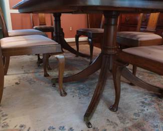 Legs of  dining  room  table