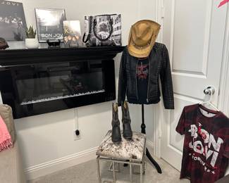 Electric Fireplace with remote. Perfect for small spaces 