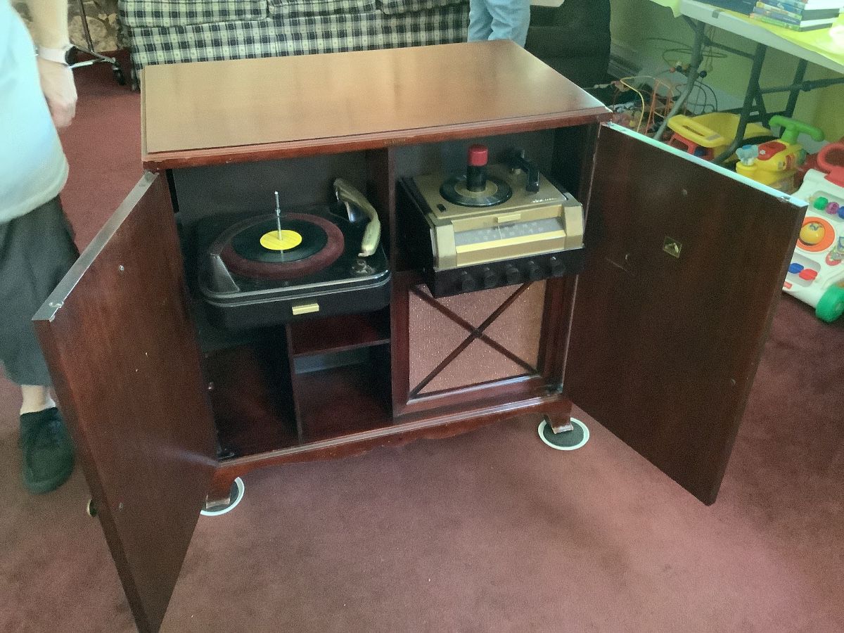 Vintage RCA Victor cabinet with record player and radio.  Works!
