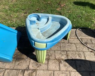 Outdoor water table toy