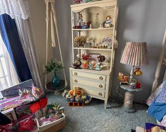 SAVE THE DATE! Please join Roman and Company Estate Sales for a beautiful, loaded Eastside home at 8808 Sampson Court, EPTX 79925 on SAT, 4/25/26 8A-2P AND SUN, 4/26/26 9A-2P. Items include MCM Living, Dining and and BR furniture, black lacquer Baldwin piano, vintage black lacquer Zenith console stereo, tons of Star Trek memorabilia, decor, china, vintage bar items, yard and garden, antique Singer treadle machine, holiday decor, sewing/craft supplies, games and much more!  Images available at www.rocoestatesales.com  WHERE: 8808 Sampson Court, El Paso, TX 79925 WHEN: SAT 04/25/26 8A-2P and SUN 04/26/26 9A-2P  No prices offered prior to sale date.&nbsp; Please bring assistance to load large and/or heavy items. Credit cards accepted with minimum $20.00 purchase. We look forward to seeing you at the sale!