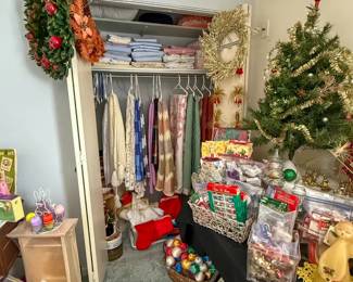 SAVE THE DATE! Please join Roman and Company Estate Sales for a beautiful, loaded Eastside home at 8808 Sampson Court, EPTX 79925 on SAT, 4/25/26 8A-2P AND SUN, 4/26/26 9A-2P. Items include MCM Living, Dining and and BR furniture, black lacquer Baldwin piano, vintage black lacquer Zenith console stereo, tons of Star Trek memorabilia, decor, china, vintage bar items, yard and garden, antique Singer treadle machine, holiday decor, sewing/craft supplies, games and much more!  Images available at www.rocoestatesales.com  WHERE: 8808 Sampson Court, El Paso, TX 79925 WHEN: SAT 04/25/26 8A-2P and SUN 04/26/26 9A-2P  No prices offered prior to sale date.&nbsp; Please bring assistance to load large and/or heavy items. Credit cards accepted with minimum $20.00 purchase. We look forward to seeing you at the sale!