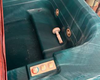 Four person hot tub in brand new condition