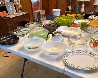 Various kitchenware items 