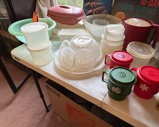 Various Tupperware items 