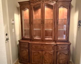 Thomasville China Cabinet Hutch Lighted Curio Display Cabinet French Provincial Style
