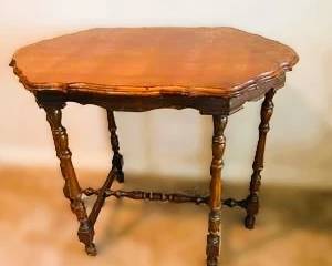 Vintage Wood Accent Table – Carved Legs & Scalloped Top – Side Table